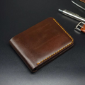 Billetera de Cuero con Diseño Elegante y Costuras Reforzadas